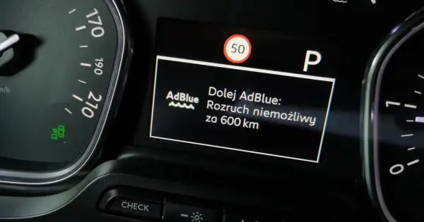 Niski poziom AdBlue. Rozruch niemożliwy za 600 km. Monitoruj zużycie AdBlue na 100km.