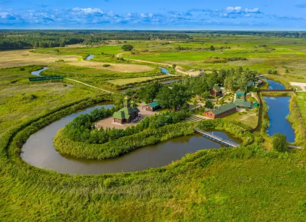 Malownicze Podlasie zachęca do odkrywania. Z bonem turystycznym zobaczysz cerkiew nad zakolem rzeki i urokliwe domki.
