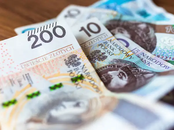 Zbliżenie na polskie banknoty o nominałach 200 i 10 złotych.