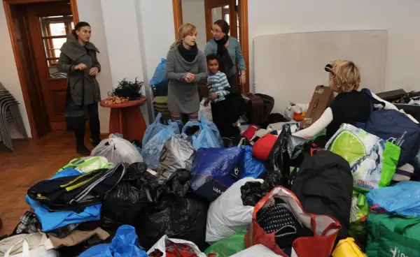Czy można oddać ubrania do domu samotnej matki? Sprawdź, jak pomóc potrzebującym