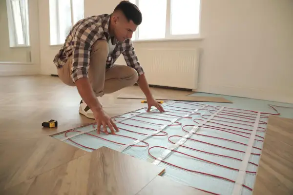 Montaż ogrzewania podłogowego w bloku. Sprawdzamy koszt i możliwości instalacji nowoczesnego systemu grzewczego.