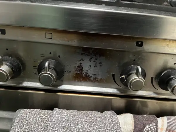 Starke Verschmutzungen am Bedienfeld eines Backofens. Zeit für Hausmittel zum Backofen reinigen!