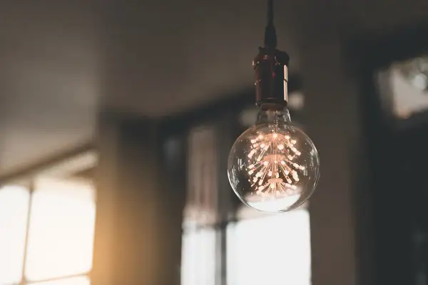 Żarówka w stylu retro, przypominająca dmuchawiec, emituje ciepłe światło. Trudno określić, ile lumenów ma, ale tworzy przytulną atmosferę.
