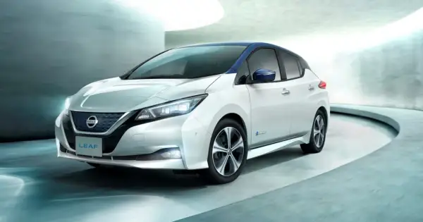 Biały Nissan Leaf z niebieskim dachem, nowoczesny design. Sprawdź nissan leaf cena i odkryj jego zalety.