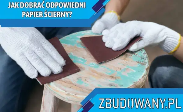 Ręce w białych rękawiczkach szlifują drewniany stołek, używając papieru ściernego do plastiku.
