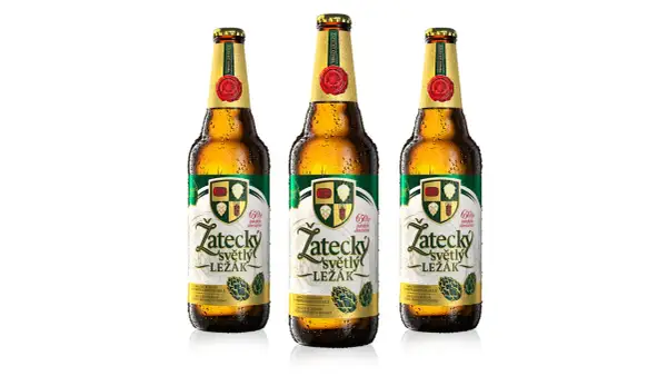 Trzy butelki orzeźwiającego piwa czeskiego, zroszone i gotowe do degustacji.