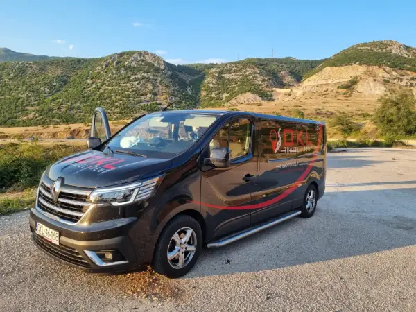 Czarny bus OKL Travel Rent gotowy do podróży. Chcesz wiedzieć, ile kosztuje bus do Niemiec? Zapytaj przewoźnika!