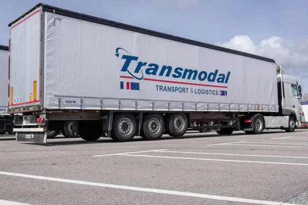 Semi-remorque Transmodal Transport & Logistics. La hauteur intérieure de la semi-remorque est optimisée pour le transport de marchandises.