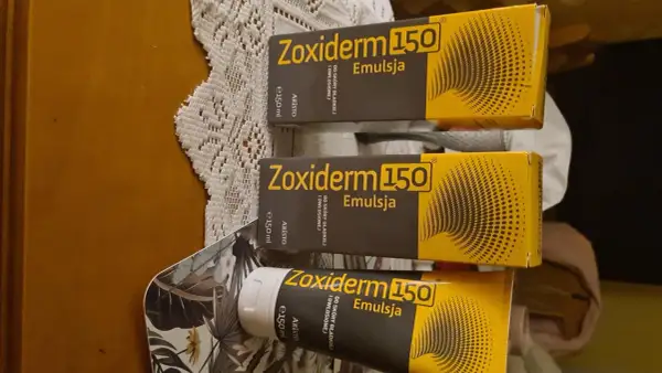 Trzy opakowania emulsji Zoxiderm 150 do skóry gładkiej i owłosionej, każdy po 150 ml.