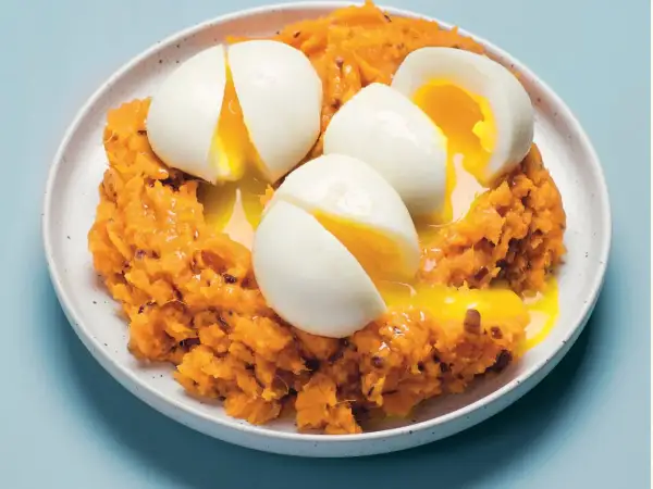 Puré de batata con huevos escalfados, una de las recetas con huevos más sencillas y deliciosas.