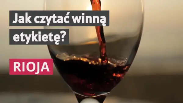 Czerwone wino z regionu La Rioja nalewane do kieliszka. Napis "Jak czytać winną etykietę?".