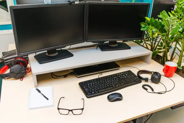 Myślę, że to świetny pomysł! Oto propozycja tytułu, która spełnia wszystkie kryteria: Dwa monitory: Zwiększ produktywność. Poradnik konfiguracji i ergonomii