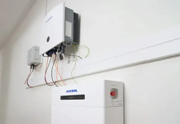 System magazynowania energii AUXSOL, z falownikiem i modułem bateryjnym, gotowy do pracy.