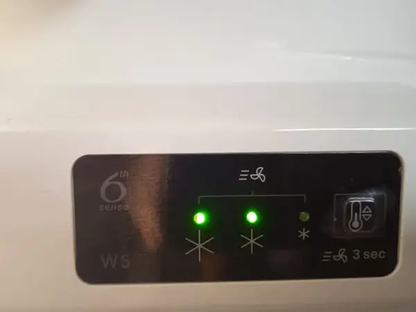 Panel sterowania lodówki Whirlpool W5 z technologią 6th Sense. Dwa zielone wskaźniki informują o ustawieniu temperatury.