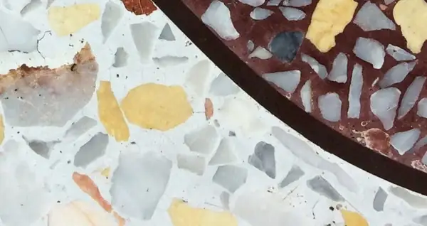 Dettaglio di una superficie in pietra naturale esterna con inserti colorati, ideale per capire come pulire la pietra naturale esterna e mantenerla splendente.