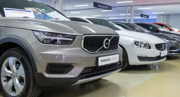 Rad med begagnade Volvo-bilar, en grå XC40 i förgrunden. Kanske en volvo d4 motor problem kan uppstå, men dessa ser fina ut.