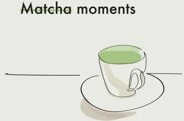 Kubek z zieloną matchą, która ma kofeinę, na talerzyku. Napis "Matcha moments".