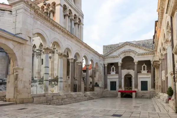 Split: Pałac Dioklecjana, plaże, wyspy. Kompletny przewodnik!