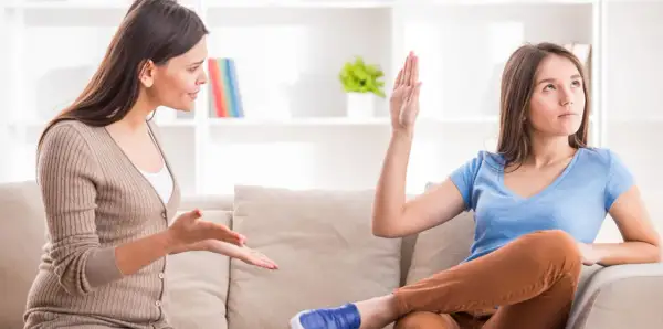 Matka próbuje rozmawiać z córką, która przechodzi okres buntu u chłopców. Dziewczyna odwraca wzrok i podnosi rękę w geście sprzeciwu.