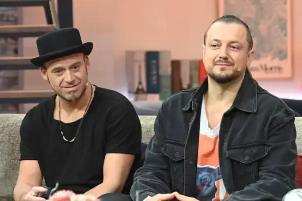 Dwóch jurorów The Voice Kids: jeden w czarnym kapeluszu i z kozim zarostem, drugi w dżinsowej kurtce.