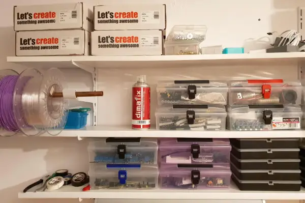 Półki z materiałami do druku 3D i elektroniką, idealne do organizacji piwnicy. Jak zrobić regał do piwnicy? Tu znajdziesz inspiracje.