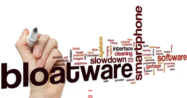 Ręka pisze markerem słowo "bloatware" otoczone chmurą słów związanych z optymalizacją smartfonów, jak "debloat", "cleaning", "slowdown".