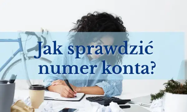 Kobieta pisze, wykonując weryfikację rachunku bankowego. Na biurku kalkulator, kubek i rower w tle.