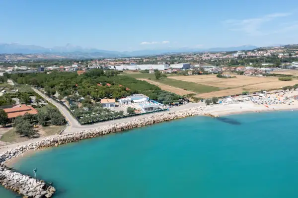 Perfetta per le vacanze in Abruzzo, questa costa offre mare cristallino, spiaggia attrezzata e un resort con piscina.