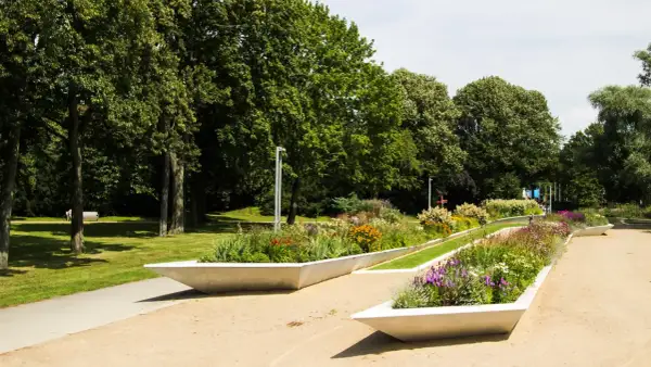 Blumenbeete mit Lavendel und bunten Blüten säumen Wege im Park der igs wilhelmsburg.