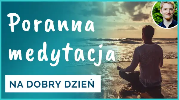 Poranna medytacja na dobry dzień. Mężczyzna siedzi na plaży, medytując o wschodzie słońca.