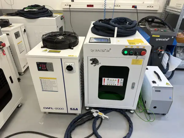 Nowoczesne urządzenia do obróbki laserowej, w tym systemy chłodzenia i maszyna do ablacji laserowej.