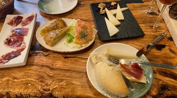 El Librero Tapas y Quesos Sevilla: Tu guía para un festín de quesos
