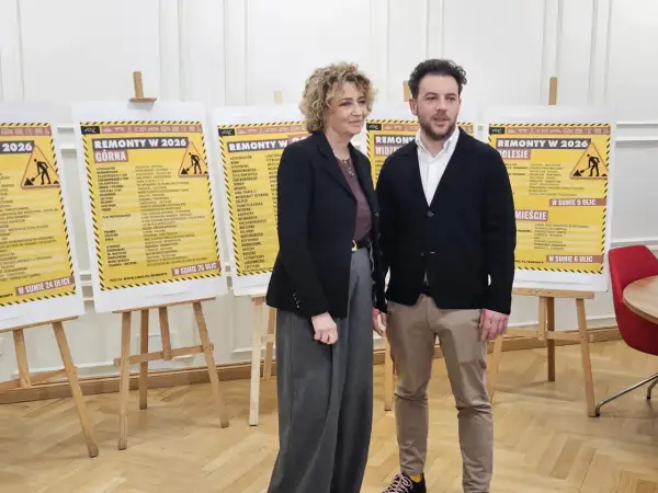 Dwie osoby stoją przed plakatami z listami ulic w Łodzi, na których planowane są remonty w 2026 roku.