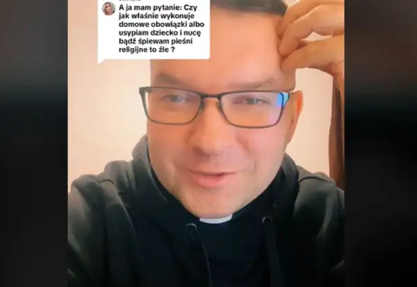 Ksiądz w okularach odpowiada na pytanie o śpiewanie pieśni religijnych podczas wykonywania domowych obowiązków lub usypiania dziecka.