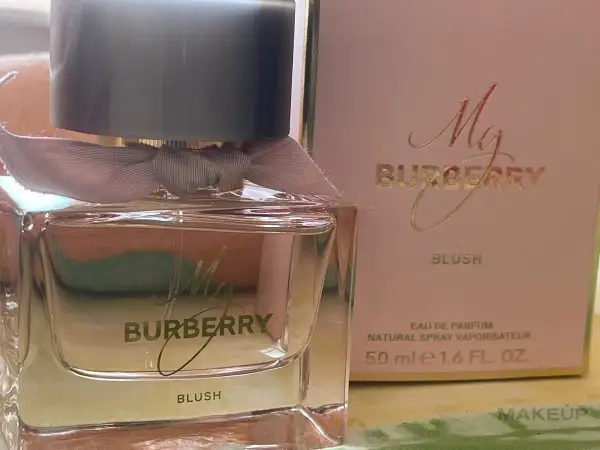 Elegancki flakonik perfum My Burberry Blush z różową wstążeczką i pudełkiem w pastelowym odcieniu.
