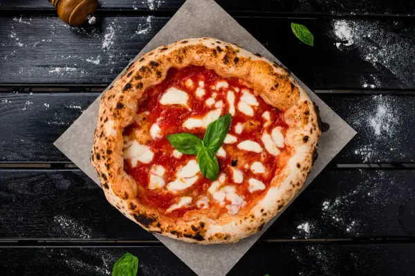 Czy pizzę piec na papierze do pieczenia? Sprawdź wady i zalety