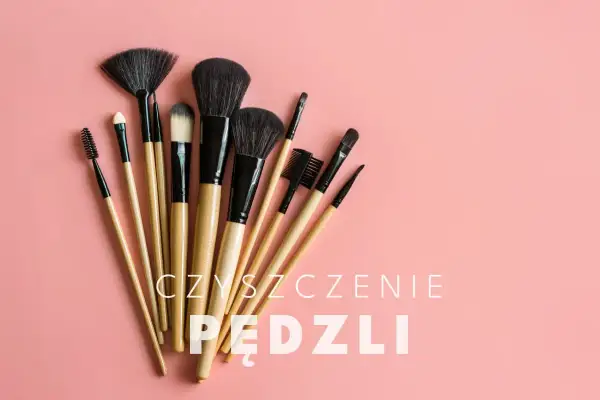 Zestaw pędzli do makijażu na różowym tle. Dowiedz się, czym myć pędzle do makijażu, by służyły Ci dłużej.