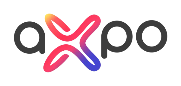 Logo Axpo Polska. Szare litery "axpo" z kolorowym, gradientowym elementem graficznym w środku. Szukając Axpo Polska opinie, warto zwrócić uwagę na ten znak.