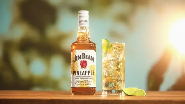 Butelka Jim Beam Pineapple i drink z limonką. Sprawdź, ile procent ma ten słodki, tropikalny likier.