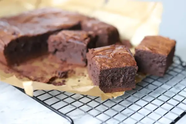 Pyszne, klasyczne brownie przepis. Czekoladowe kwadraty na kratce, pachnące domem.