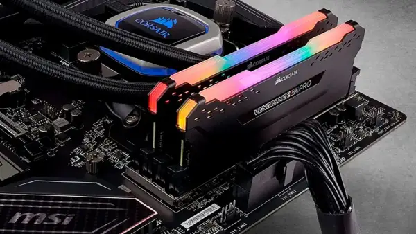 Dos módulos de memoria RAM Corsair Vengeance RGB Pro con iluminación arcoíris instalados en una placa base MSI, funcionando en dual channel.