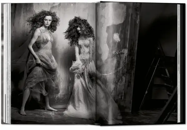 Iconiche modelle con capelli voluminosi in abiti eterei, un'opera di peter lindbergh photography.