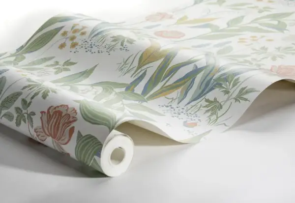 En rulle blommig tapet, med en bit som lossnat och rullats ut. Mönstret visar tulpaner och blad i grönt, orange och blått.