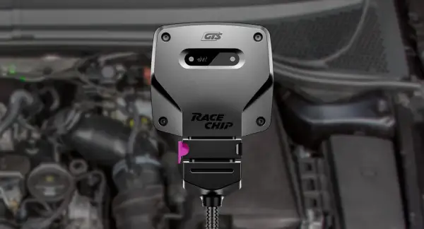 Dispositivo Race Chip GTS instalado en un motor. Las chip power opiniones son positivas sobre su rendimiento.