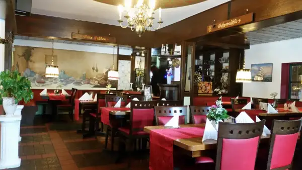 Gemütliche Stuben mit roten Tischdecken und Holzschnitzereien laden zum Verweilen ein. Hier finden Sie einige der besten Restaurants in Bergisch Gladbach.
