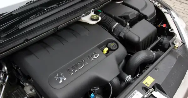 Silnik Citroen 2.0 HDi 16V, czarny plastikowy kolektor ssący z logo Peugeot i napisem HDi 16.