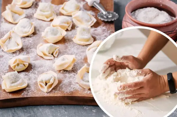 Ręce mieszają mąkę, przygotowując ciasto na pierogi. Na desce leżą gotowe pierożki, posypane mąką.