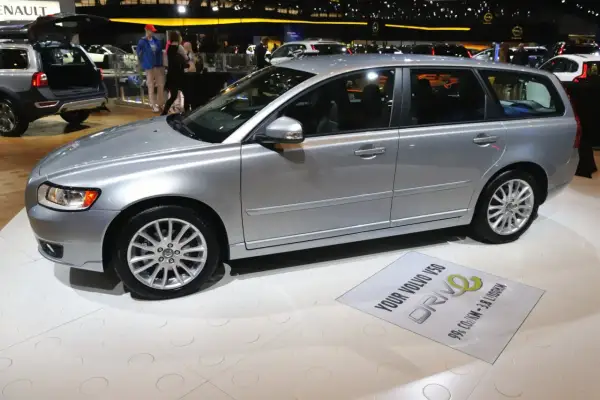 Srebrne Volvo V50 2.4 benzyna na wystawie. Eleganckie kombi z felgami aluminiowymi.