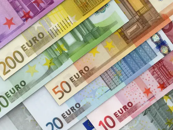 Różne nominały euro, od 10 do 200, ułożone ukośnie. Wkrótce chorwacka waluta będzie euro.