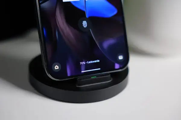 Samsung A53 na ładowarce indukcyjnej, ekran pokazuje 70% ładowania.